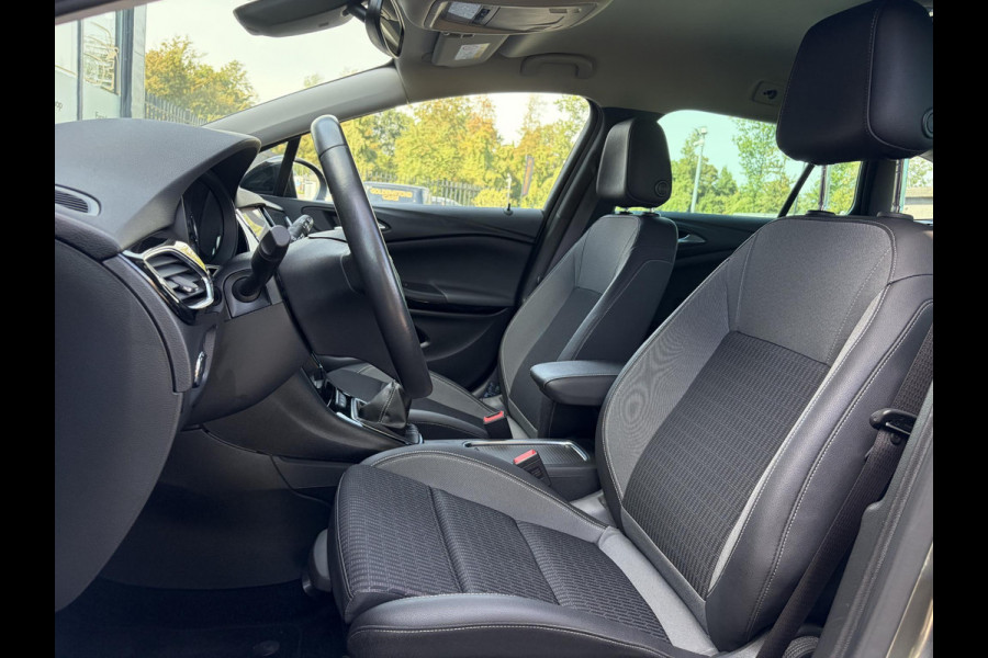 Opel Astra Sports Tourer 1.2 Business Elegance ✓1e Eigenaar✓110pk✓Carplay✓Camera✓Navi✓Clima✓Cruise✓Halfleder✓Comfortstoel✓Pdc V+A✓6 Bak✓Dealer Onderhouden✓Keyless✓Lm velgen✓N.A.P✓Apk tot 06-2027