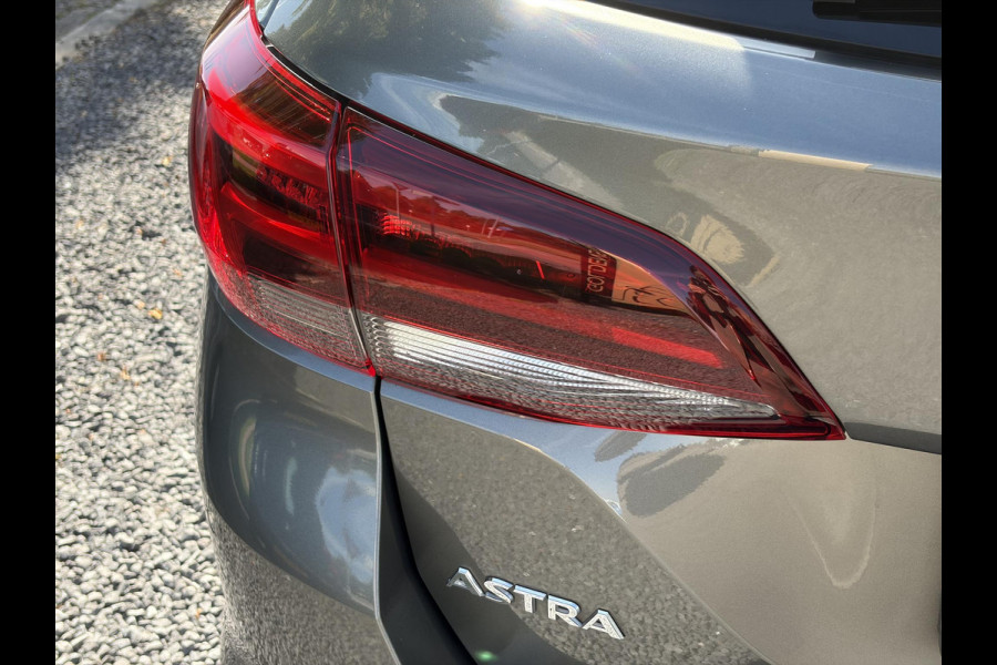 Opel Astra Sports Tourer 1.2 Business Elegance ✓1e Eigenaar✓110pk✓Carplay✓Camera✓Navi✓Clima✓Cruise✓Halfleder✓Comfortstoel✓Pdc V+A✓6 Bak✓Dealer Onderhouden✓Keyless✓Lm velgen✓N.A.P✓Apk tot 06-2027