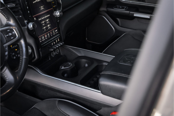 Dodge Ram 1500 5.7 V8 4x4 Crew Cab Laramie Pano - Harman Kardon - Trekhaak