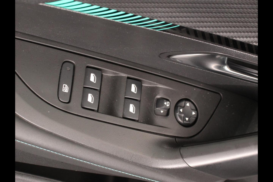 Peugeot 2008 1.2 PureTech Allure Navigatie Cruise control Lichtmetalen velgen Climate control Parkeersensor achter Apple Carplay/ Android auto Camera