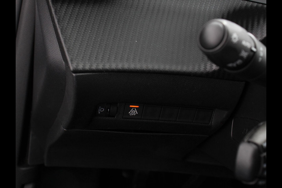Peugeot 2008 1.2 PureTech Allure Navigatie Cruise control Lichtmetalen velgen Climate control Parkeersensor achter Apple Carplay/ Android auto Camera