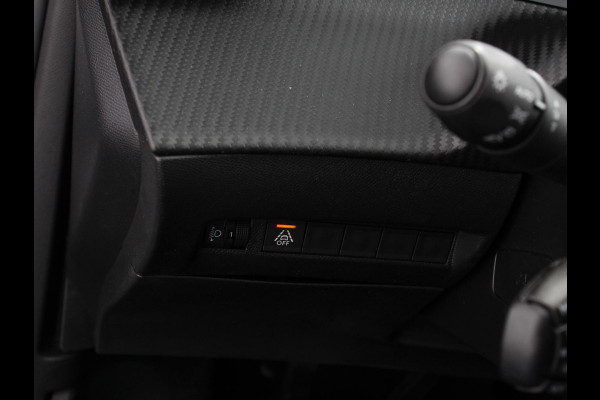 Peugeot 2008 1.2 PureTech Allure Navigatie Cruise control Lichtmetalen velgen Climate control Parkeersensor achter Apple Carplay/ Android auto Camera