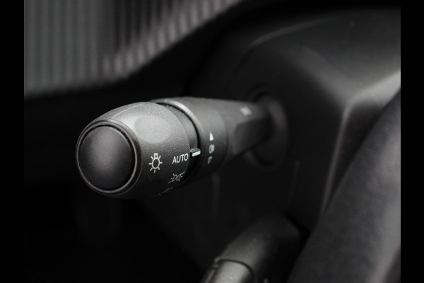 Peugeot 2008 1.2 PureTech Allure Navigatie Cruise control Lichtmetalen velgen Climate control Parkeersensor achter Apple Carplay/ Android auto Camera
