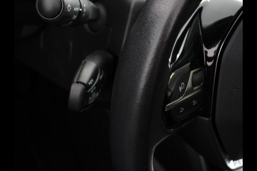 Peugeot 2008 1.2 PureTech Allure Navigatie Cruise control Lichtmetalen velgen Climate control Parkeersensor achter Apple Carplay/ Android auto Camera