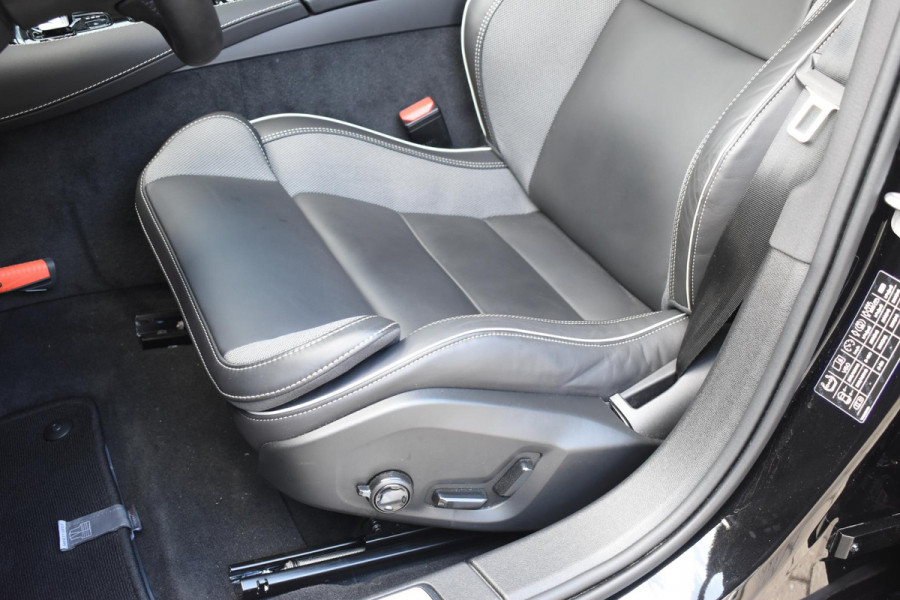 Volvo V60 T8 455PK Plug-in hybrid AWD Plus Dark / 360 Camera / Harman Kardon / Head-up display / Panorama schuifdak / Stoel- en stuurverwarming / Trekhaak / Elektrische stoelen met geheugen