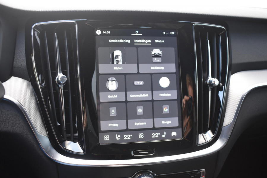 Volvo V60 T8 455PK Plug-in hybrid AWD Plus Dark / 360 Camera / Harman Kardon / Head-up display / Panorama schuifdak / Stoel- en stuurverwarming / Trekhaak / Elektrische stoelen met geheugen