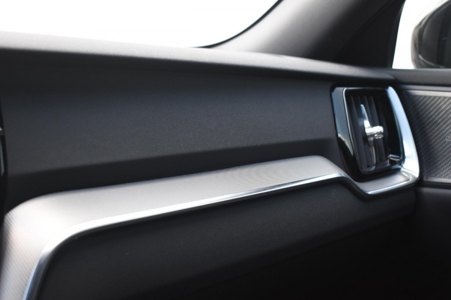 Volvo V60 T8 455PK Plug-in hybrid AWD Plus Dark / 360 Camera / Harman Kardon / Head-up display / Panorama schuifdak / Stoel- en stuurverwarming / Trekhaak / Elektrische stoelen met geheugen