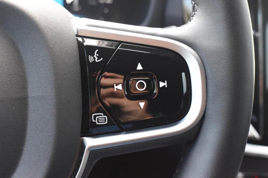 Volvo V60 T8 455PK Plug-in hybrid AWD Plus Dark / 360 Camera / Harman Kardon / Head-up display / Panorama schuifdak / Stoel- en stuurverwarming / Trekhaak / Elektrische stoelen met geheugen