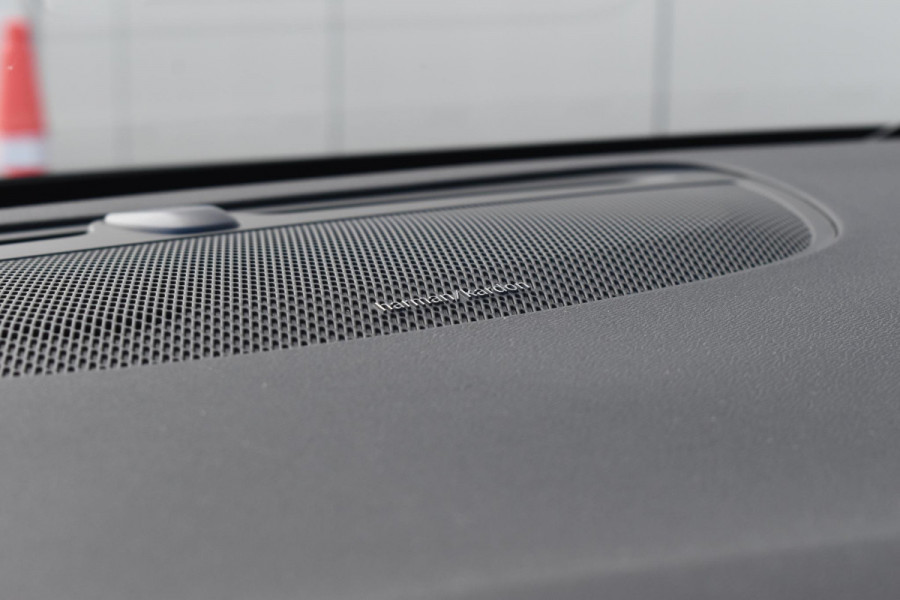 Volvo V60 T8 455PK Plug-in hybrid AWD Plus Dark / 360 Camera / Harman Kardon / Head-up display / Panorama schuifdak / Stoel- en stuurverwarming / Trekhaak / Elektrische stoelen met geheugen
