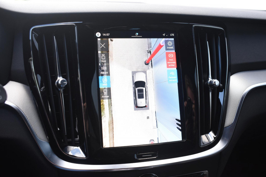 Volvo V60 T8 455PK Plug-in hybrid AWD Plus Dark / 360 Camera / Harman Kardon / Head-up display / Panorama schuifdak / Stoel- en stuurverwarming / Trekhaak / Elektrische stoelen met geheugen