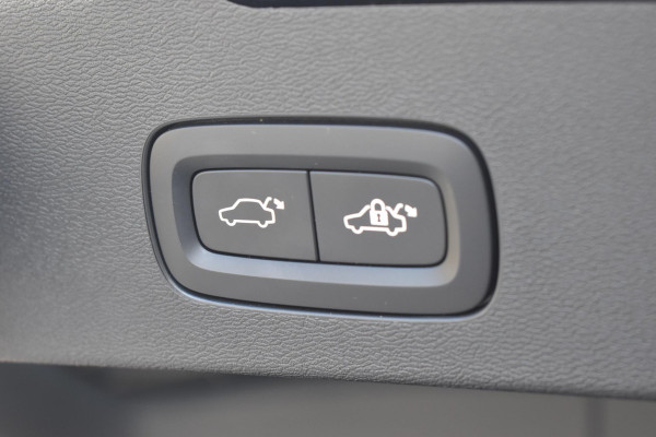 Volvo V60 T8 455PK Plug-in hybrid AWD Plus Dark / 360 Camera / Harman Kardon / Head-up display / Panorama schuifdak / Stoel- en stuurverwarming / Trekhaak / Elektrische stoelen met geheugen