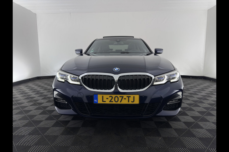 BMW 3-serie 320e M-Sport-Styling Business Edition Plus (Plug-In) {SoH-88%} (INCL-BTW) Aut. * PANO | LEATHER | FULL-LED | HEATED-SPORTSEATS | NAVI-FULLMAP | KEYLESS | PRIVACY-GLASS | HIFI-SOUND | ECC | PDC | SHIFTPADDLES | DAB | CARPLAY |  CRUISE | 19''ALU*