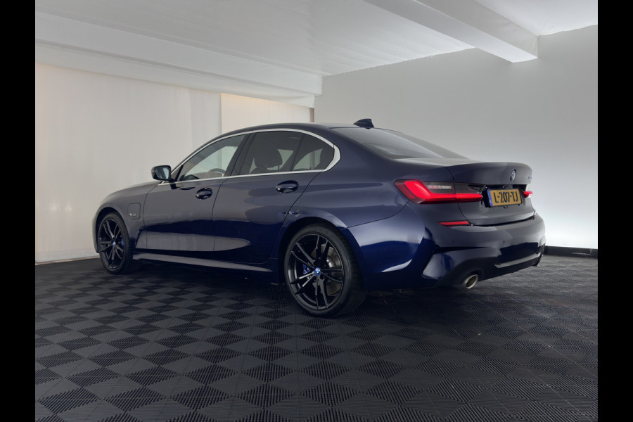 BMW 3-serie 320e M-Sport-Styling Business Edition Plus (Plug-In) {SoH-88%} (INCL-BTW) Aut. * PANO | LEATHER | FULL-LED | HEATED-SPORTSEATS | NAVI-FULLMAP | KEYLESS | PRIVACY-GLASS | HIFI-SOUND | ECC | PDC | SHIFTPADDLES | DAB | CARPLAY |  CRUISE | 19''ALU*