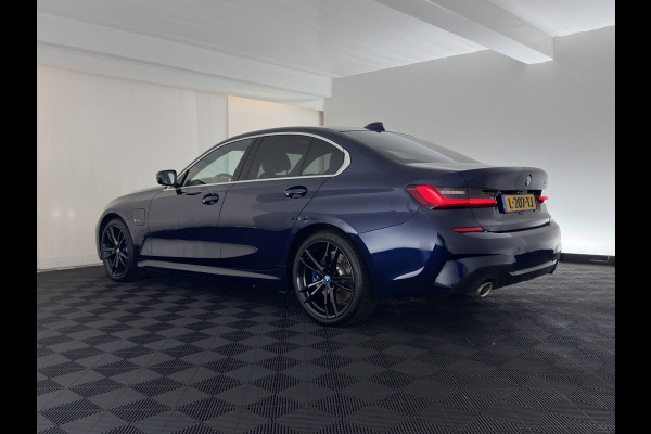 BMW 3-serie 320e M-Sport-Styling Business Edition Plus (Plug-In) {SoH-88%} (INCL-BTW) Aut. * PANO | LEATHER | FULL-LED | HEATED-SPORTSEATS | NAVI-FULLMAP | KEYLESS | PRIVACY-GLASS | HIFI-SOUND | ECC | PDC | SHIFTPADDLES | DAB | CARPLAY |  CRUISE | 19''ALU*