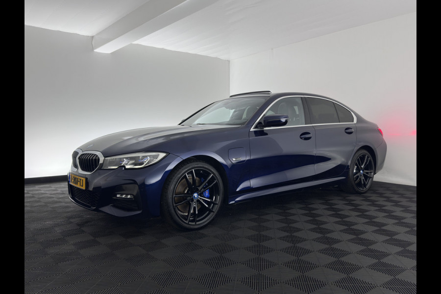 BMW 3-serie 320e M-Sport-Styling Business Edition Plus (Plug-In) {SoH-88%} (INCL-BTW) Aut. * PANO | LEATHER | FULL-LED | HEATED-SPORTSEATS | NAVI-FULLMAP | KEYLESS | PRIVACY-GLASS | HIFI-SOUND | ECC | PDC | SHIFTPADDLES | DAB | CARPLAY |  CRUISE | 19''ALU*