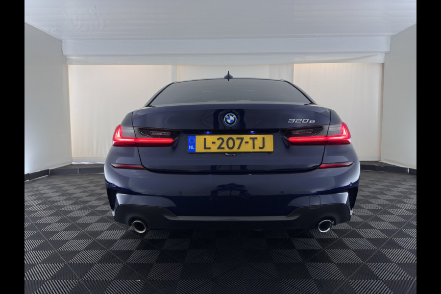 BMW 3-serie 320e M-Sport-Styling Business Edition Plus (Plug-In) {SoH-88%} (INCL-BTW) Aut. * PANO | LEATHER | FULL-LED | HEATED-SPORTSEATS | NAVI-FULLMAP | KEYLESS | PRIVACY-GLASS | HIFI-SOUND | ECC | PDC | SHIFTPADDLES | DAB | CARPLAY |  CRUISE | 19''ALU*