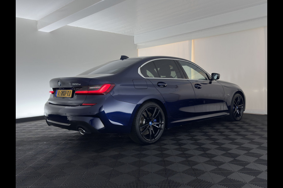 BMW 3-serie 320e M-Sport-Styling Business Edition Plus (Plug-In) {SoH-88%} (INCL-BTW) Aut. * PANO | LEATHER | FULL-LED | HEATED-SPORTSEATS | NAVI-FULLMAP | KEYLESS | PRIVACY-GLASS | HIFI-SOUND | ECC | PDC | SHIFTPADDLES | DAB | CARPLAY |  CRUISE | 19''ALU*