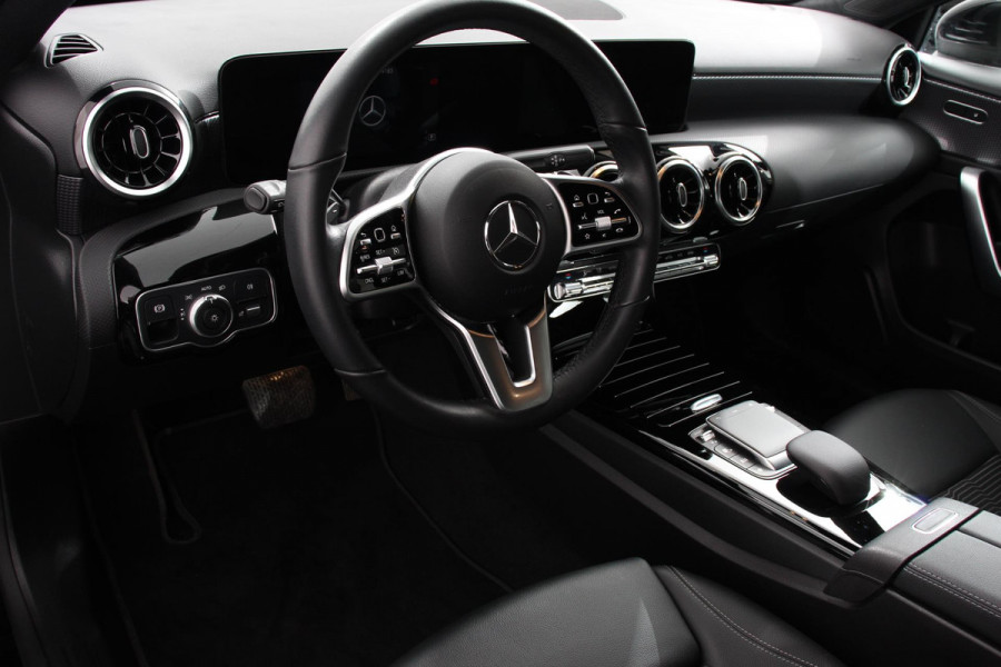 Mercedes-Benz A-Klasse 180 7-DCT Progressive Style Plus Navigatie Climate Control Camera Led 17"Lichtmetalen velgen Dab Half Leder Cruise control