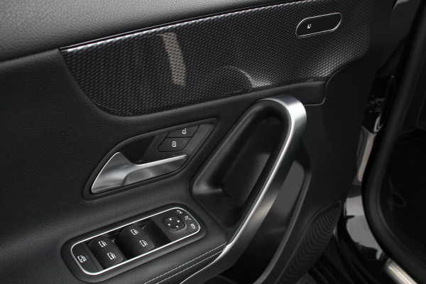 Mercedes-Benz A-Klasse 180 7-DCT Progressive Style Plus Navigatie Climate Control Camera Led 17"Lichtmetalen velgen Dab Half Leder Cruise control