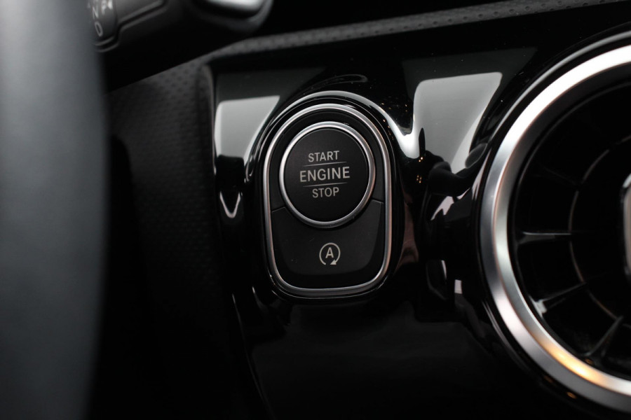 Mercedes-Benz A-Klasse 180 7-DCT Progressive Style Plus Navigatie Climate Control Camera Led 17"Lichtmetalen velgen Dab Half Leder Cruise control