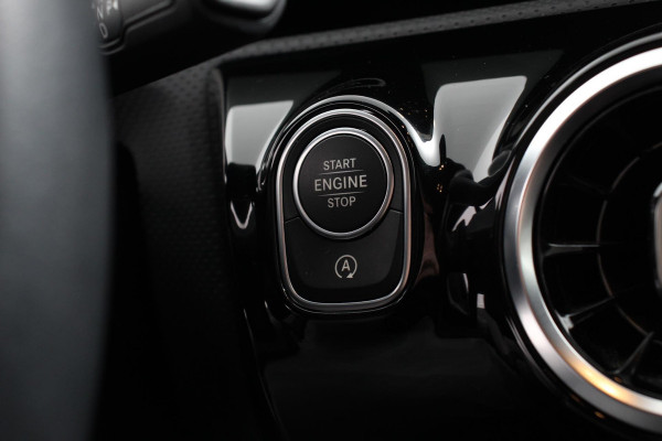 Mercedes-Benz A-Klasse 180 7-DCT Progressive Style Plus Navigatie Climate Control Camera Led 17"Lichtmetalen velgen Dab Half Leder Cruise control