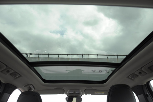 Volvo XC60 T6 350PK Automaat Plug-in hybrid AWD Plus Bright Panoramisch schuif-kanteldak / Google infotainment / Lederen bekleding / Parkeersensoren voor en achter met parkeercamera / Road Sign information / Cruise Control