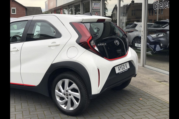 Toyota Aygo X 1.0 VVT-i First | Apple CarPlay/Android Auto, Lichtmetalen velgen, Licht + Regensensor, Parkeersensoren, Stuurbediening