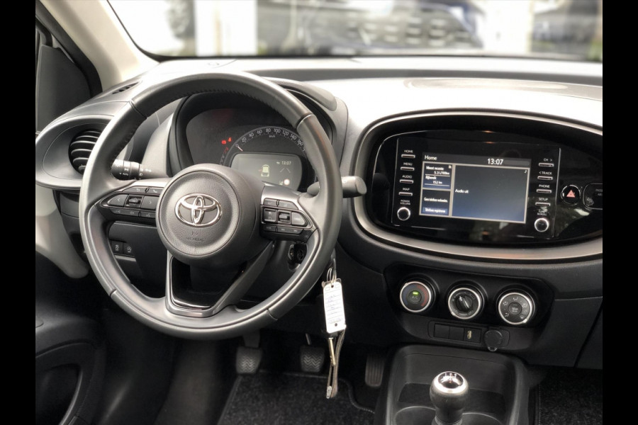 Toyota Aygo X 1.0 VVT-i First | Apple CarPlay/Android Auto, Lichtmetalen velgen, Licht + Regensensor, Parkeersensoren, Stuurbediening