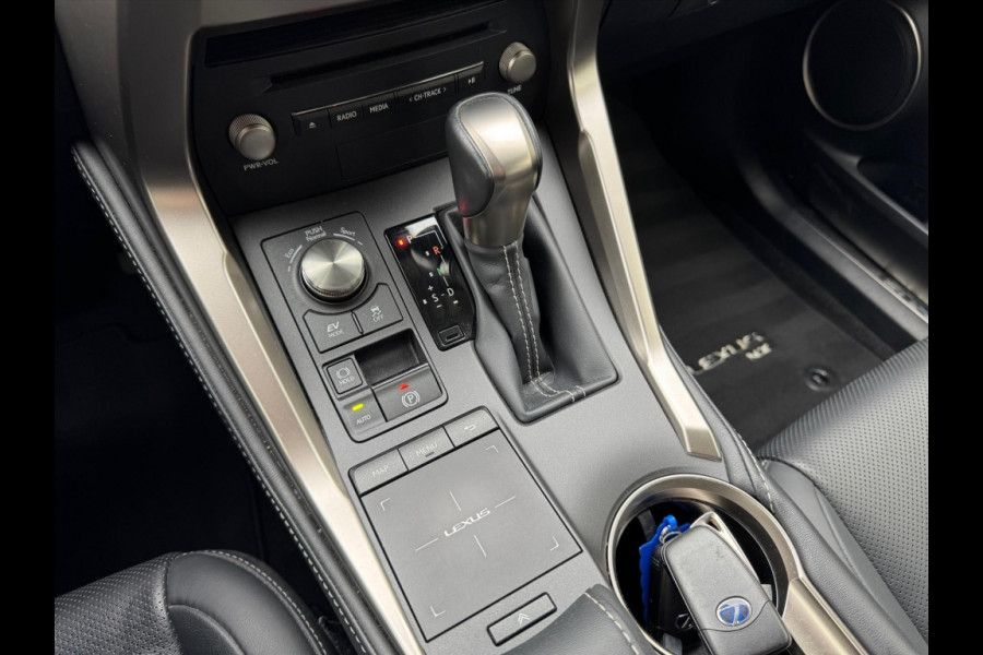 Lexus NX 300h AWD Luxury Line | Groot Scherm, Adaptive cruise control, Leer, Stoelverwarming, Parkeersensoren, Elektrische achterklep, 18