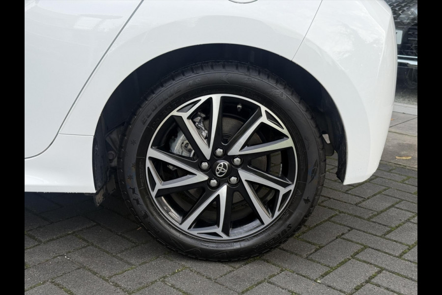 Toyota Yaris 1.5 Hybrid Dynamic Plus | Stoelverwarming, 16 inch, LED, Apple CarPlay/Android Auto, Parkeercamera, Keyless