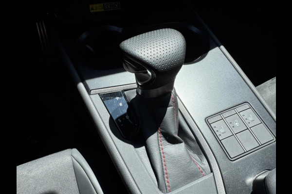 Lexus UX 250h F Sport Line | Facelift, Head up display, Blind Spot, 18 inch, Parkeersensoren, Stoel + Stuurverwarming, Groot scherm