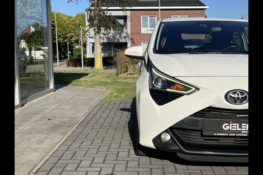 Toyota Aygo 1.0 VVT-i X-joy | Apple CarPlay/Android Auto, Airco, Lichtmetalen velgen, Safety Sense, Mistlampen