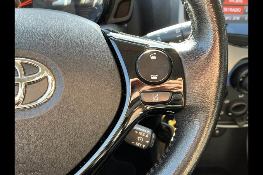 Toyota Aygo 1.0 VVT-i X-joy | Apple CarPlay/Android Auto, Airco, Lichtmetalen velgen, Safety Sense, Mistlampen