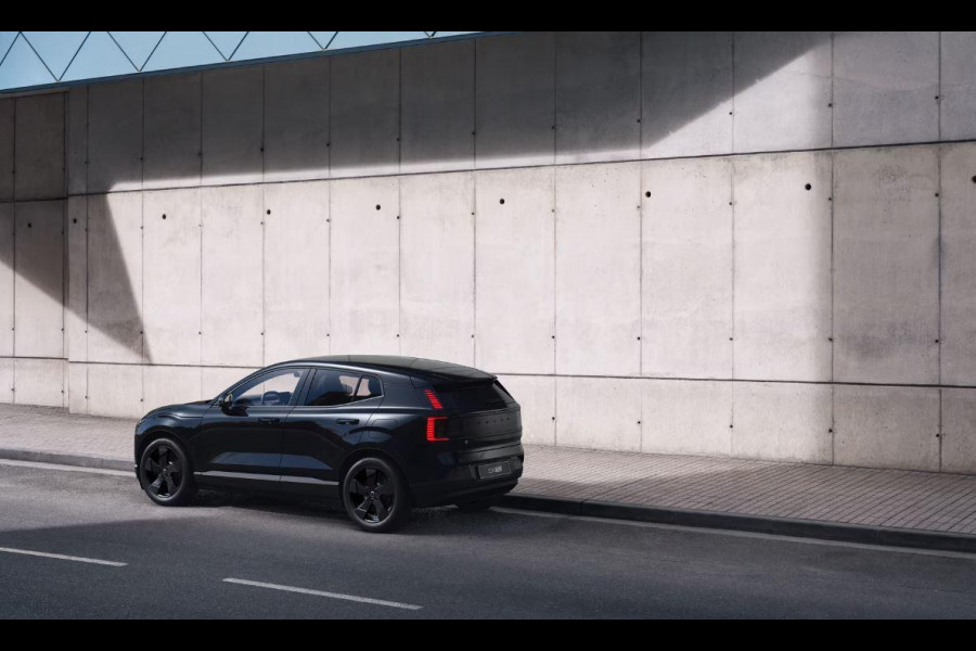 Volvo EX30 P5 Ext. Range Plus Black Edition Europa 69 kWh / Adaptive Cruise Control / Harman Kardon / Extra getint glas / Stoelverwarming / Stuurverwarming / Achteruitrijcamera / Elektrisch verstelbare stoelen /