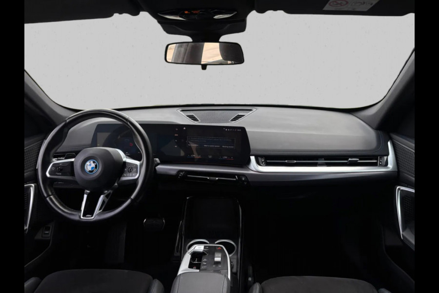 BMW iX1 XDrive30 Launch Edition M-SPORT 96% SOH (NL-auto, Dealer OnderH, Camera, Carplay, Navi, Leder, Climate Con, Etc)