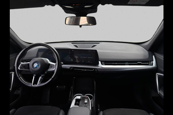 BMW iX1 XDrive30 Launch Edition M-SPORT 96% SOH (NL-auto, Dealer OnderH, Camera, Carplay, Navi, Leder, Climate Con, Etc)