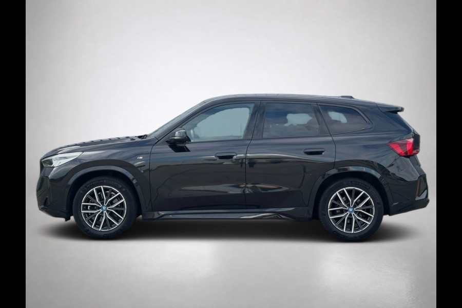 BMW iX1 XDrive30 Launch Edition M-SPORT 96% SOH (NL-auto, Dealer OnderH, Camera, Carplay, Navi, Leder, Climate Con, Etc)