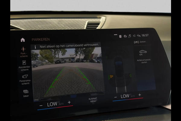 BMW iX1 XDrive30 Launch Edition M-SPORT 96% SOH (NL-auto, Dealer OnderH, Camera, Carplay, Navi, Leder, Climate Con, Etc)