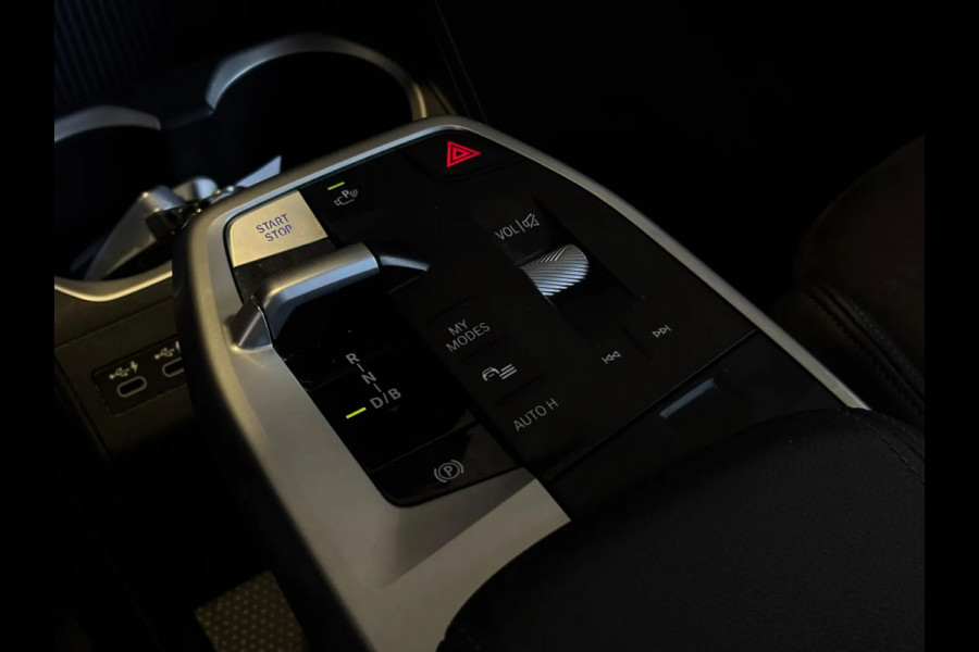 BMW iX1 XDrive30 Launch Edition M-SPORT 96% SOH (NL-auto, Dealer OnderH, Camera, Carplay, Navi, Leder, Climate Con, Etc)