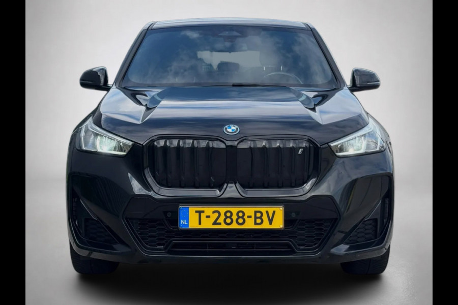 BMW iX1 XDrive30 Launch Edition M-SPORT 96% SOH (NL-auto, Dealer OnderH, Camera, Carplay, Navi, Leder, Climate Con, Etc)