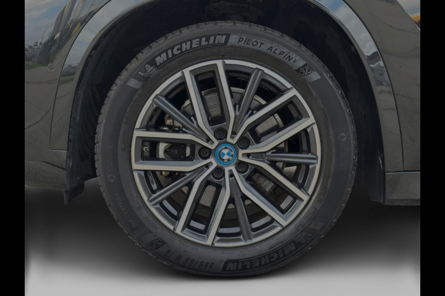 BMW iX1 XDrive30 Launch Edition M-SPORT 96% SOH (NL-auto, Dealer OnderH, Camera, Carplay, Navi, Leder, Climate Con, Etc)