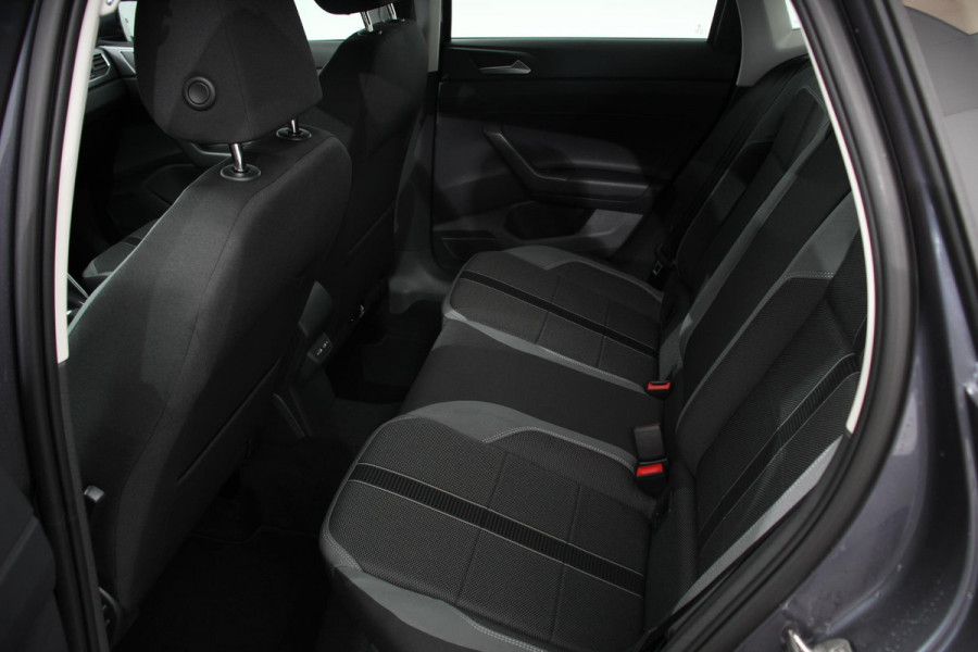 Volkswagen Polo 1.0 TSI DSG Style Navigatie Climate Control Cruise control adaptive Parkeer sensoren Led Dab Lichtmetalen Velgen Digitale Cockpit
