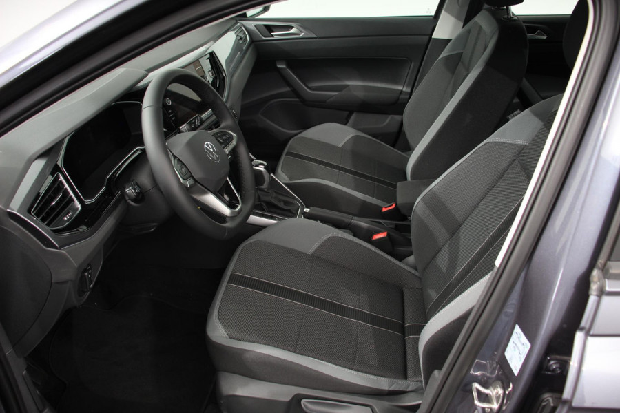 Volkswagen Polo 1.0 TSI DSG Style Navigatie Climate Control Cruise control adaptive Parkeer sensoren Led Dab Lichtmetalen Velgen Digitale Cockpit