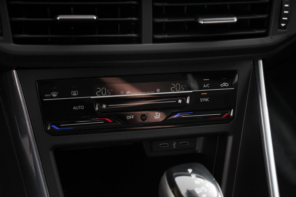 Volkswagen Polo 1.0 TSI DSG Style Navigatie Climate Control Cruise control adaptive Parkeer sensoren Led Dab Lichtmetalen Velgen Digitale Cockpit