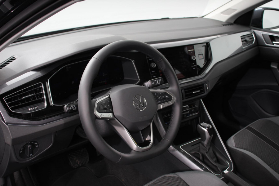 Volkswagen Polo 1.0 TSI DSG Style Navigatie Climate Control Cruise control adaptive Parkeer sensoren Led Dab Lichtmetalen Velgen Digitale Cockpit