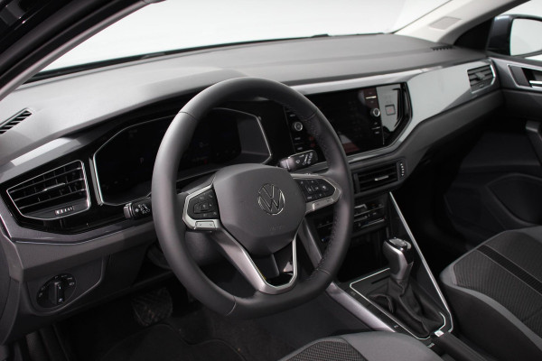 Volkswagen Polo 1.0 TSI DSG Style Navigatie Climate Control Cruise control adaptive Parkeer sensoren Led Dab Lichtmetalen Velgen Digitale Cockpit