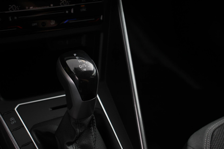 Volkswagen Polo 1.0 TSI DSG Style Navigatie Climate Control Cruise control adaptive Parkeer sensoren Led Dab Lichtmetalen Velgen Digitale Cockpit