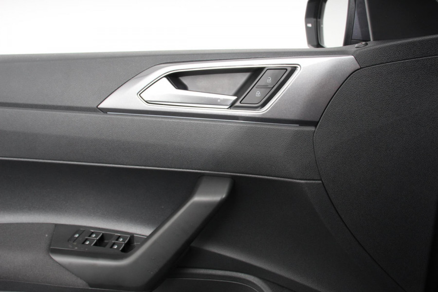 Volkswagen Polo 1.0 TSI DSG Style Navigatie Climate Control Cruise control adaptive Parkeer sensoren Led Dab Lichtmetalen Velgen Digitale Cockpit