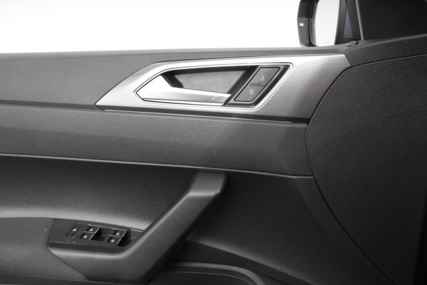 Volkswagen Polo 1.0 TSI DSG Style Navigatie Climate Control Cruise control adaptive Parkeer sensoren Led Dab Lichtmetalen Velgen Digitale Cockpit