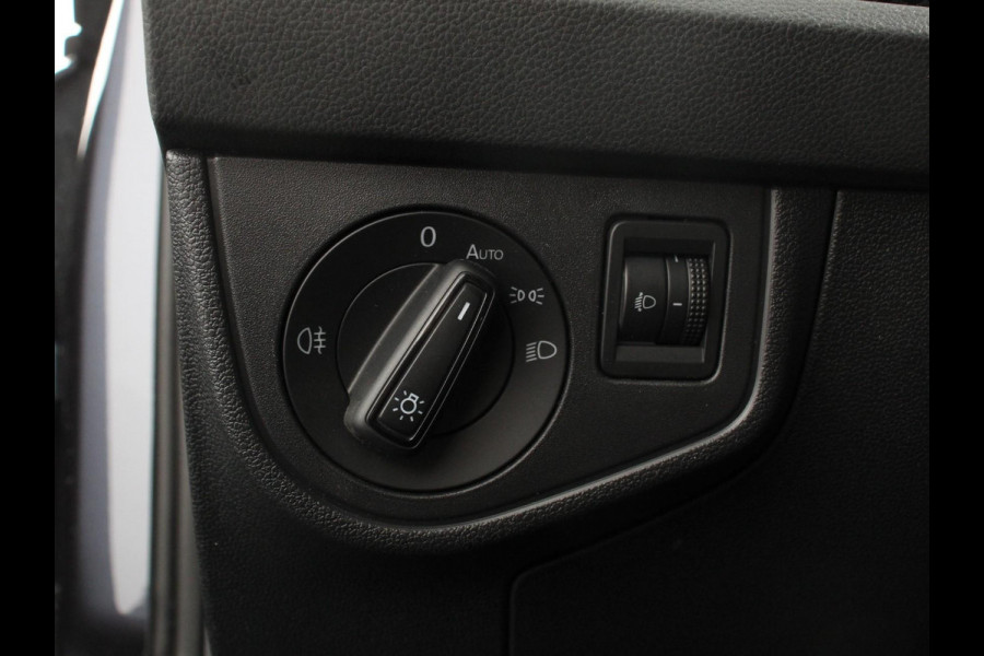 Volkswagen Polo 1.0 TSI DSG Style Navigatie Climate Control Cruise control adaptive Parkeer sensoren Led Dab Lichtmetalen Velgen Digitale Cockpit